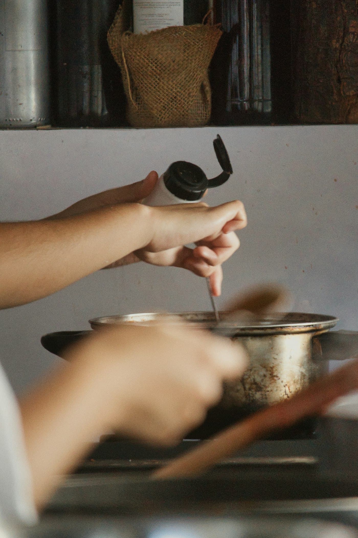 Préparation des cups tiramisu en cuisine